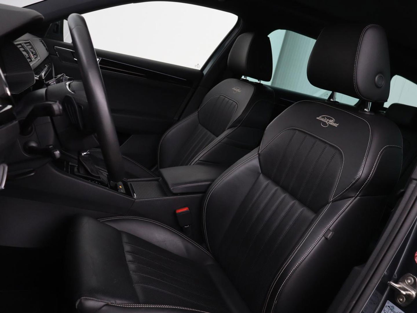 Škoda Superb Combi 1.4 TSI iV Laurin & Klement | Panoramadak | Leder | Trekhaak | Adaptive cruise | Stoelverwarming | Canton Sound |