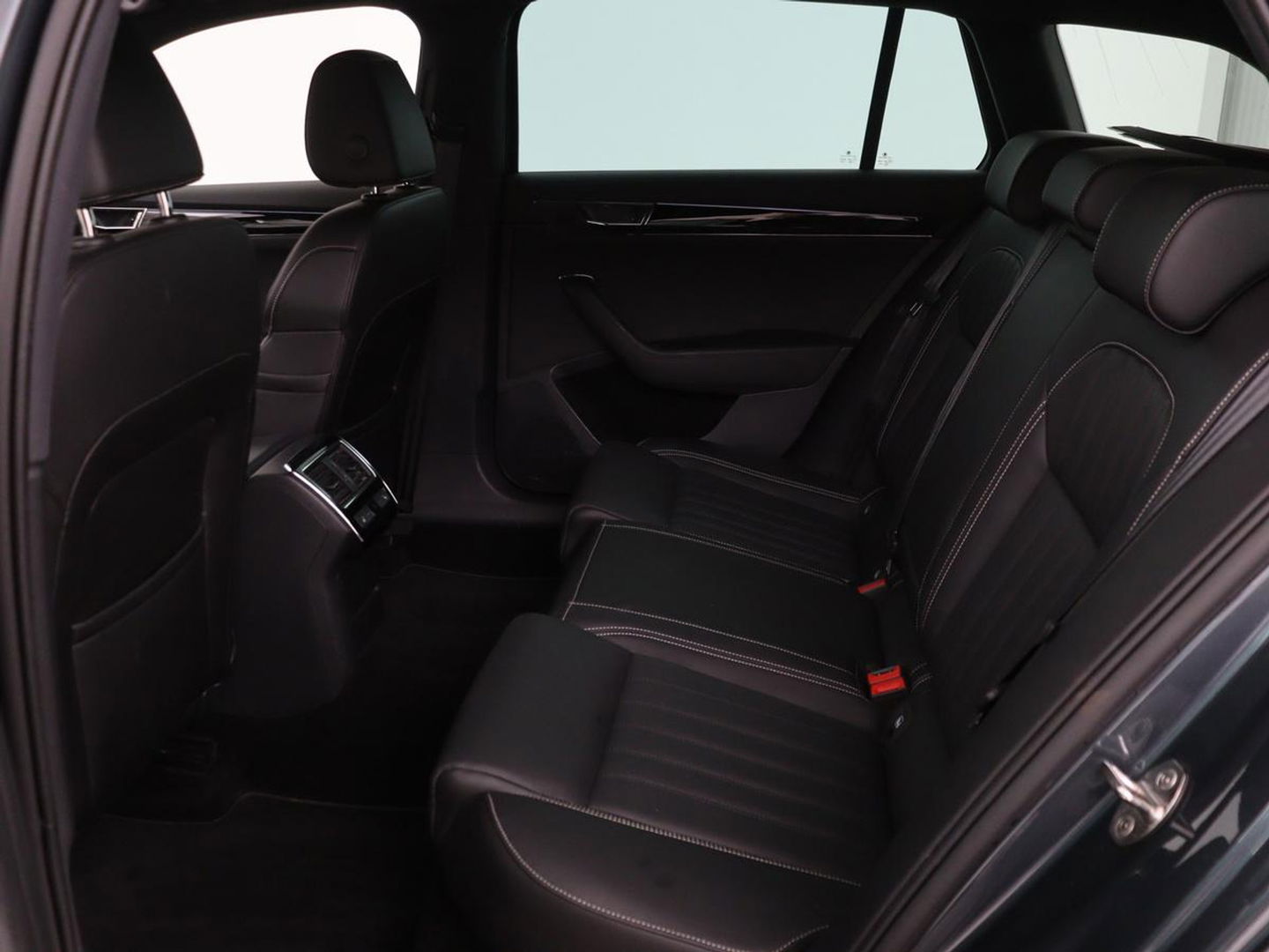 Škoda Superb Combi 1.4 TSI iV Laurin & Klement | Panoramadak | Leder | Trekhaak | Adaptive cruise | Stoelverwarming | Canton Sound |