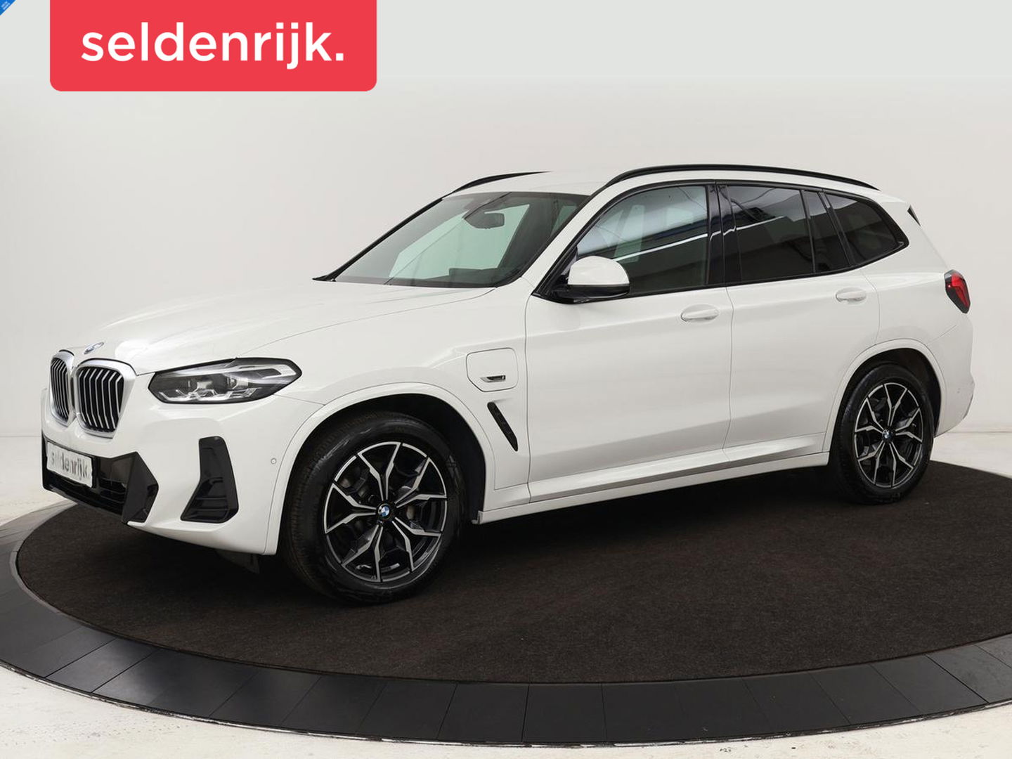 BMW X3 xDrive30e M-Sport | Leder | Adaptive cruise | Stoel & stuurverwarming | Carplay | Camera | Sportstoelen | Live Cockpit | Full LED | Navigatie