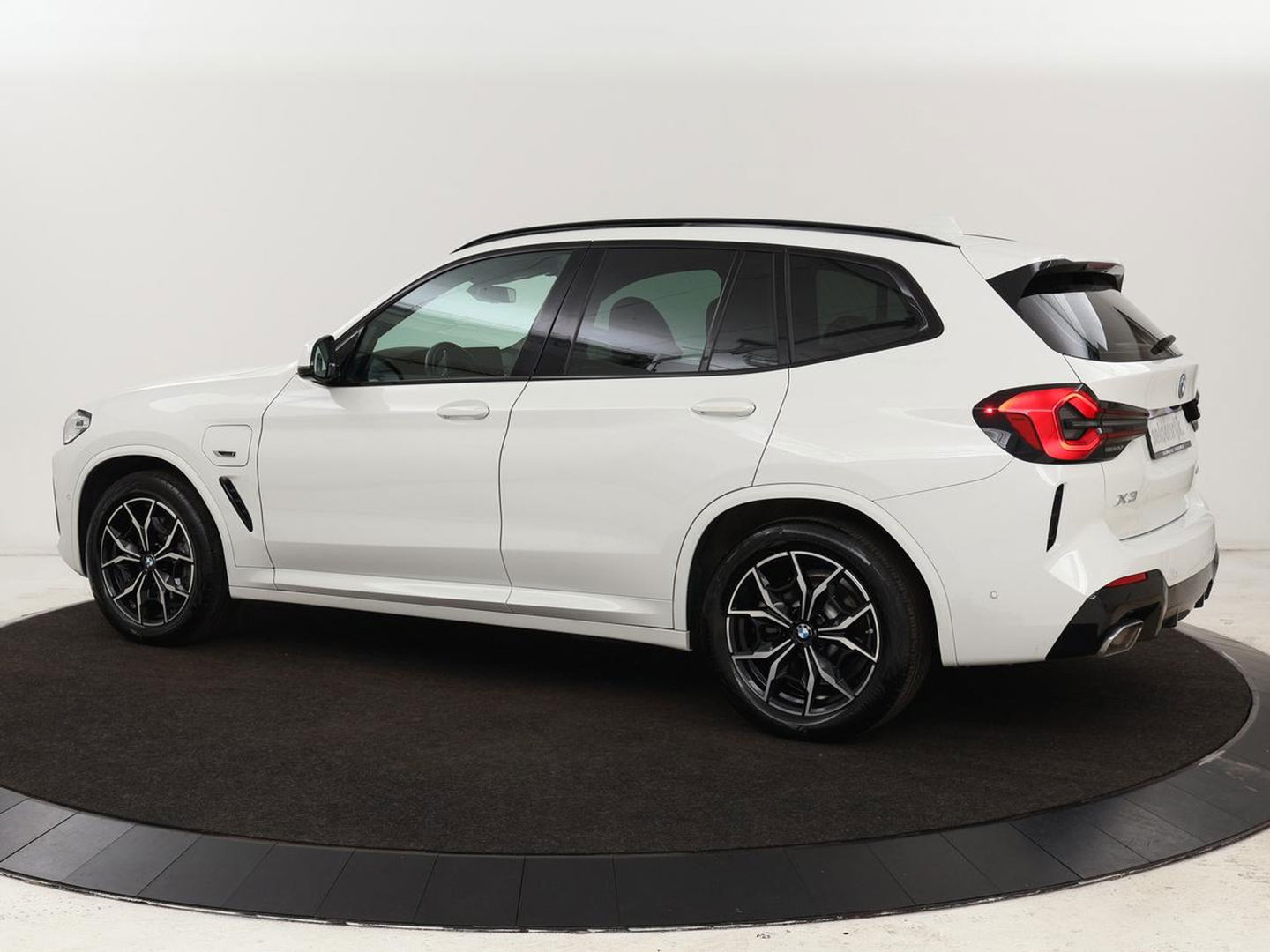 BMW X3 xDrive30e M-Sport | Leder | Adaptive cruise | Stoel & stuurverwarming | Carplay | Camera | Sportstoelen | Live Cockpit | Full LED | Navigatie