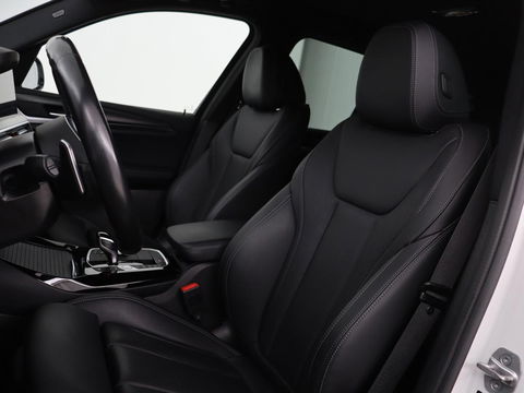 BMW X3 xDrive30e M-Sport | Leder | Adaptive cruise | Stoel & stuurverwarming | Carplay | Camera | Sportstoelen | Live Cockpit | Full LED | Navigatie