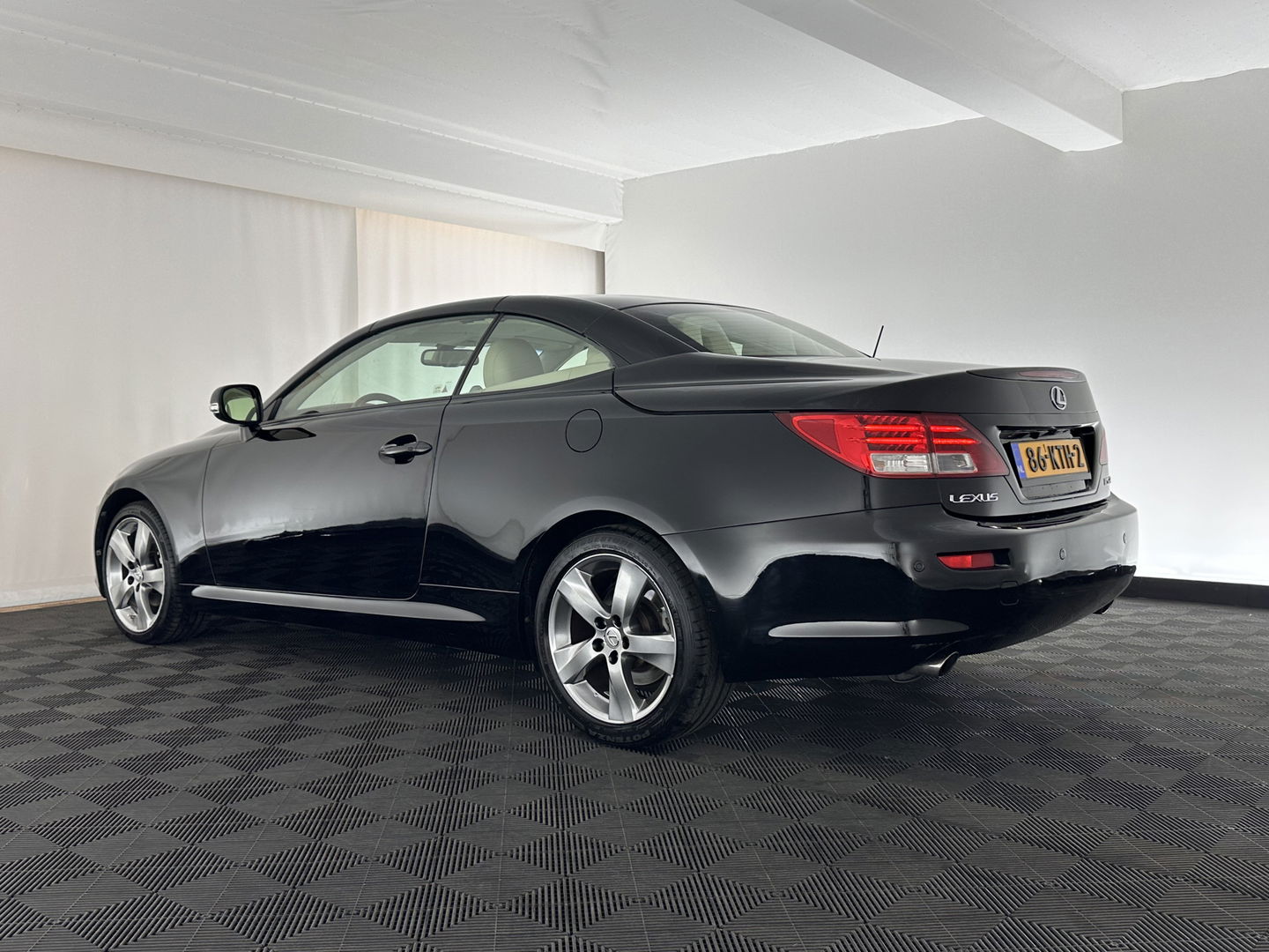 Lexus IS Cabriolet 250C Luxury AUT. * LUXURY-LEATHER | NAVI-FULLMAP | KEYLESS | PDC | SHIFT-PADDLES | CRUISE | ECC | HEATED-SEATS | CAMERA | AIRSCARF | 18''ALU *