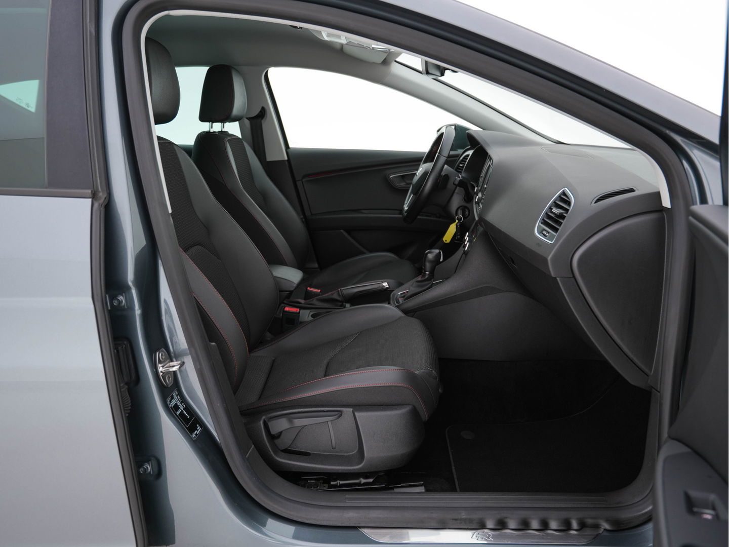 SEAT Leon 2.0 TDI FR Connect Aut. *LEATHER-MICROFIBRE | NAVI-FULLMAP | SPORT-SEATS | SEAT-SOUND | AMBIENT-LIGHT |  ECC | SHIFT-PADDLES | PDC | CRUISE | 17''ALU*