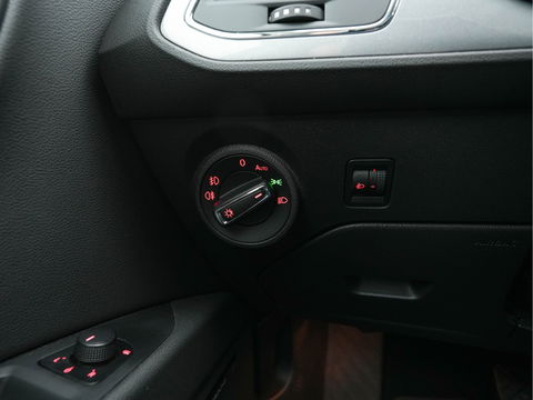 SEAT Leon 2.0 TDI FR Connect Aut. *LEATHER-MICROFIBRE | NAVI-FULLMAP | SPORT-SEATS | SEAT-SOUND | AMBIENT-LIGHT |  ECC | SHIFT-PADDLES | PDC | CRUISE | 17''ALU*