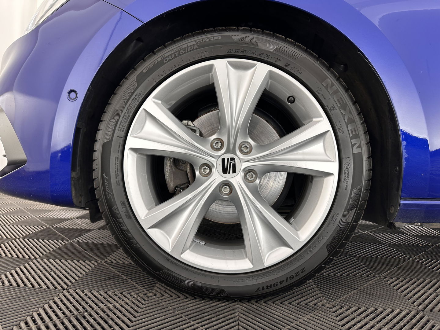 SEAT Leon Sportstourer 1.5 eTSI FR Launch Edition Aut. *FULL-LED | DIGI-COCKPIT | NAVI-FULLMAP | LEATHER-MICROFIBRE | CARPLAY | KEYLESS | SHIFT-PADDLES | SPORT-SEATS | HEATED-SEATS | AMBIENT-LIGHT | CAMERA | ECC | PDC | CRUISE | TOWBAR | 17'