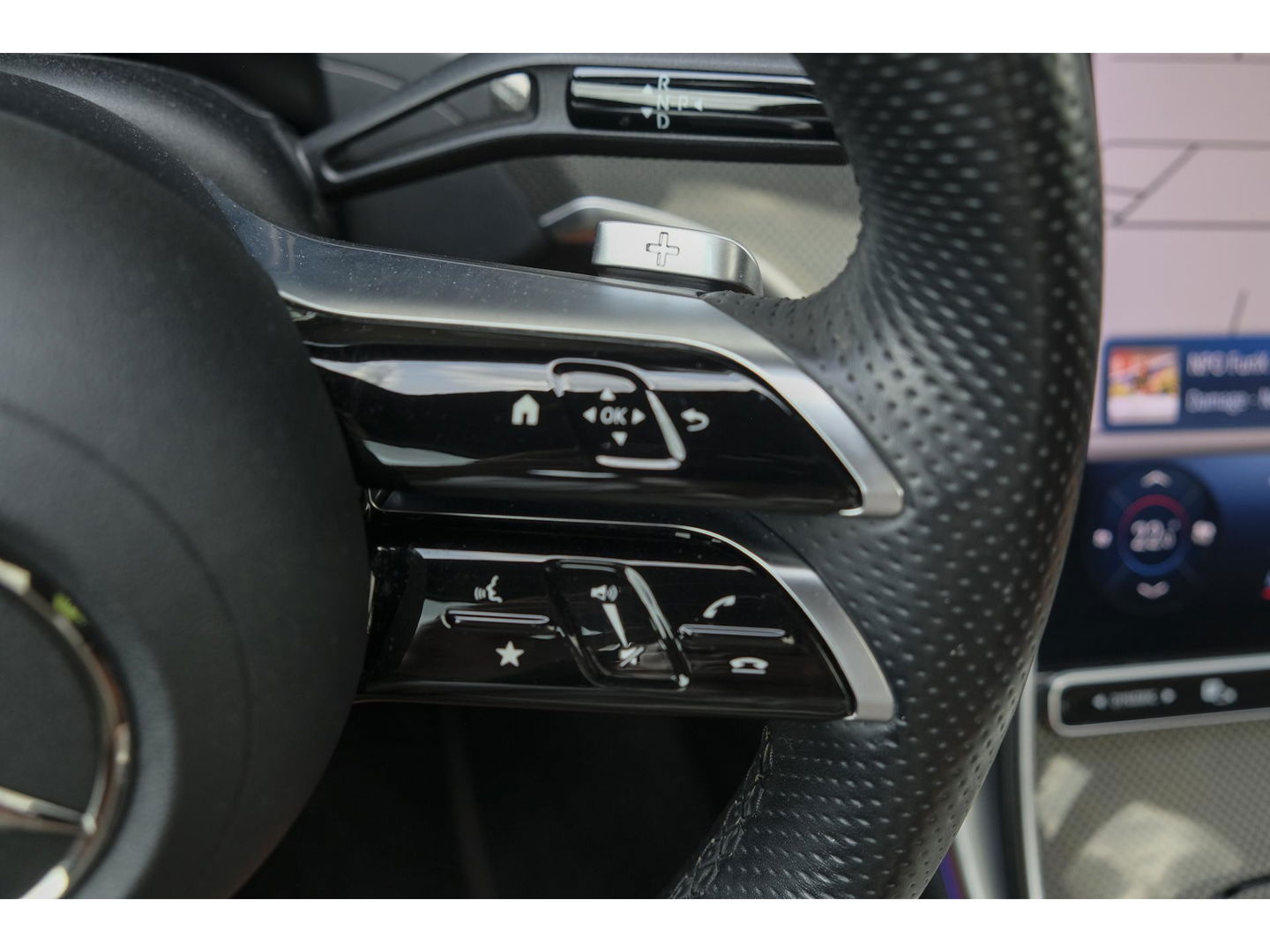 Mercedes-Benz C-Klasse C300 AMG 258pk Panoramadak Digital light Stoelventilatie Head-up 19" LMV Memory Night pakket
