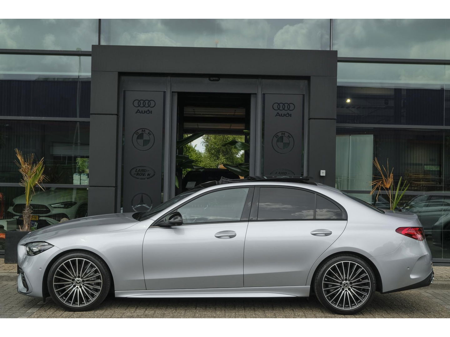 Mercedes-Benz C-Klasse C300 AMG 258pk Panoramadak Digital light Stoelventilatie Head-up 19" LMV Memory Night pakket