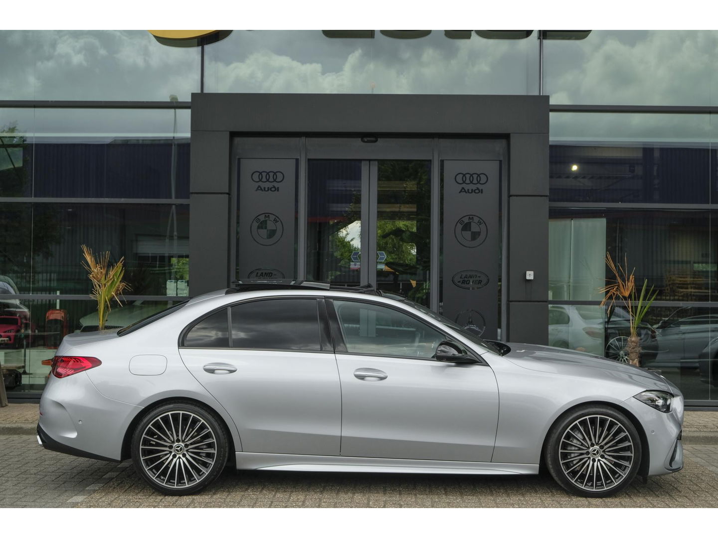 Mercedes-Benz C-Klasse C300 AMG 258pk Panoramadak Digital light Stoelventilatie Head-up 19" LMV Memory Night pakket