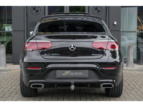 Mercedes-Benz GLC Coupé GLC300e AMG 320pk 4MATIC Schuifdak Burmester Camera MBUX Trekhaak elektrisch 20" LMV