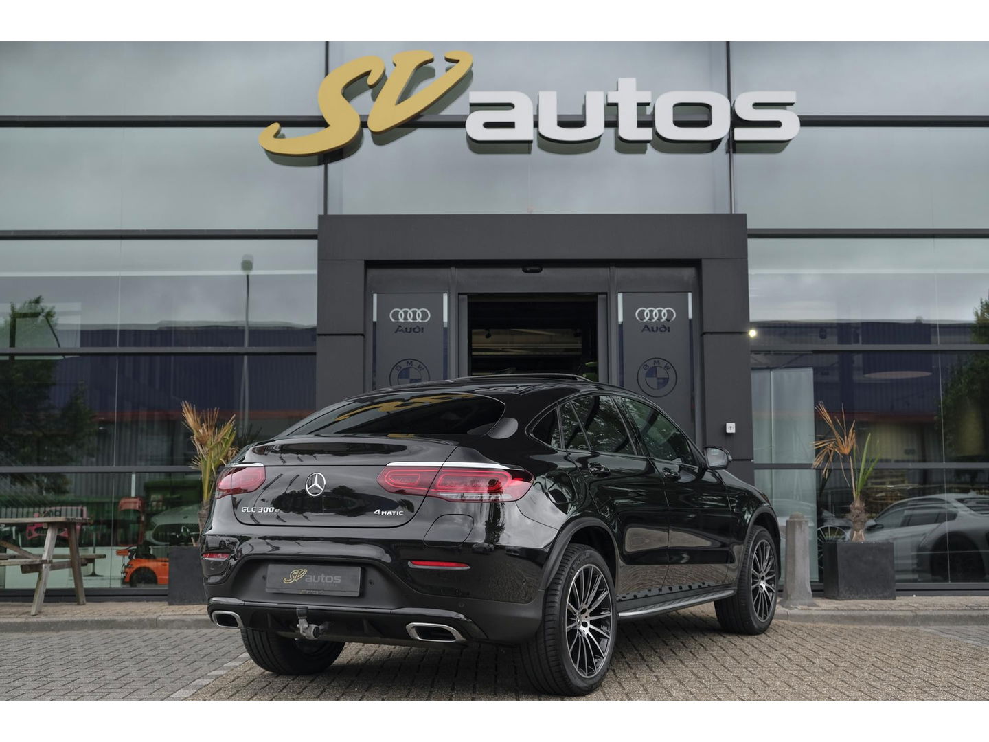 Mercedes-Benz GLC Coupé GLC300e AMG 320pk 4MATIC Schuifdak Burmester Camera MBUX Trekhaak elektrisch 20" LMV