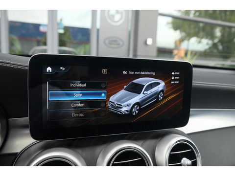 Mercedes-Benz GLC Coupé GLC300e AMG 320pk 4MATIC Schuifdak Burmester Camera MBUX Trekhaak elektrisch 20" LMV