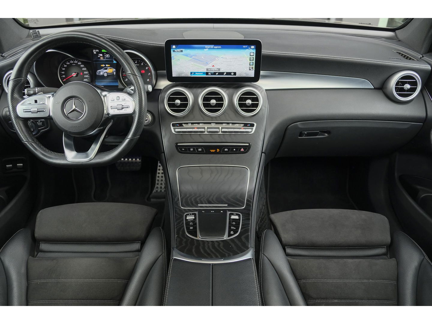 Mercedes-Benz GLC Coupé GLC300e AMG 320pk 4MATIC Schuifdak Burmester Camera MBUX Trekhaak elektrisch 20" LMV
