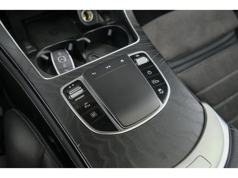 Mercedes-Benz GLC Coupé GLC300e AMG 320pk 4MATIC Schuifdak Burmester Camera MBUX Trekhaak elektrisch 20" LMV