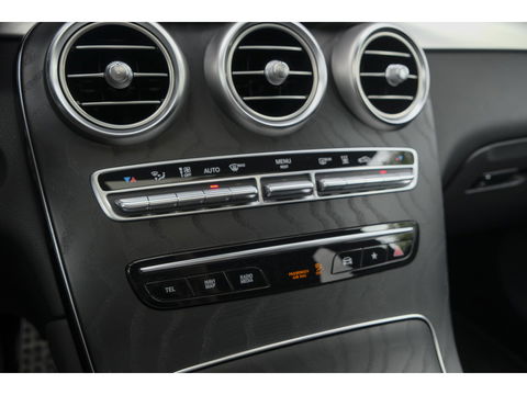 Mercedes-Benz GLC Coupé GLC300e AMG 320pk 4MATIC Schuifdak Burmester Camera MBUX Trekhaak elektrisch 20" LMV