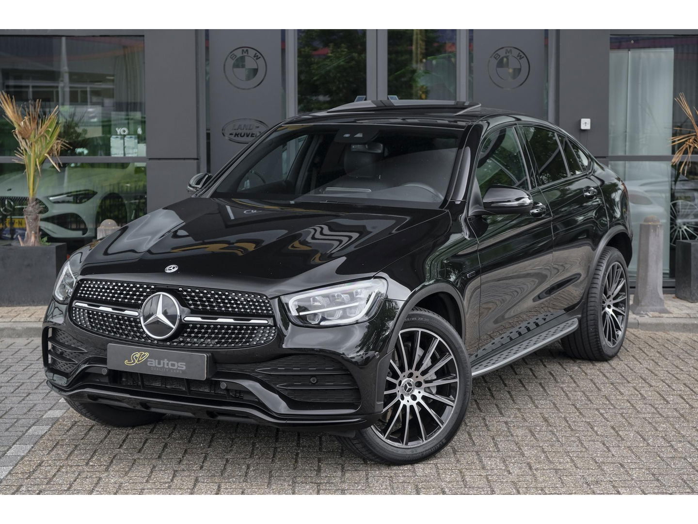 Mercedes-Benz GLC Coupé GLC300e AMG 320pk 4MATIC Schuifdak Burmester Camera MBUX Trekhaak elektrisch 20" LMV