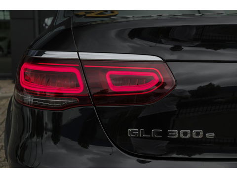 Mercedes-Benz GLC Coupé GLC300e AMG 320pk 4MATIC Schuifdak Burmester Camera MBUX Trekhaak elektrisch 20" LMV