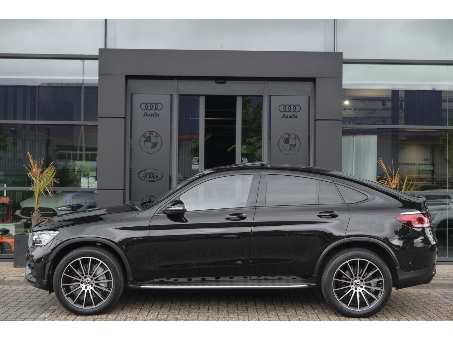 Mercedes-Benz GLC Coupé GLC300e AMG 320pk 4MATIC Schuifdak Burmester Camera MBUX Trekhaak elektrisch 20" LMV