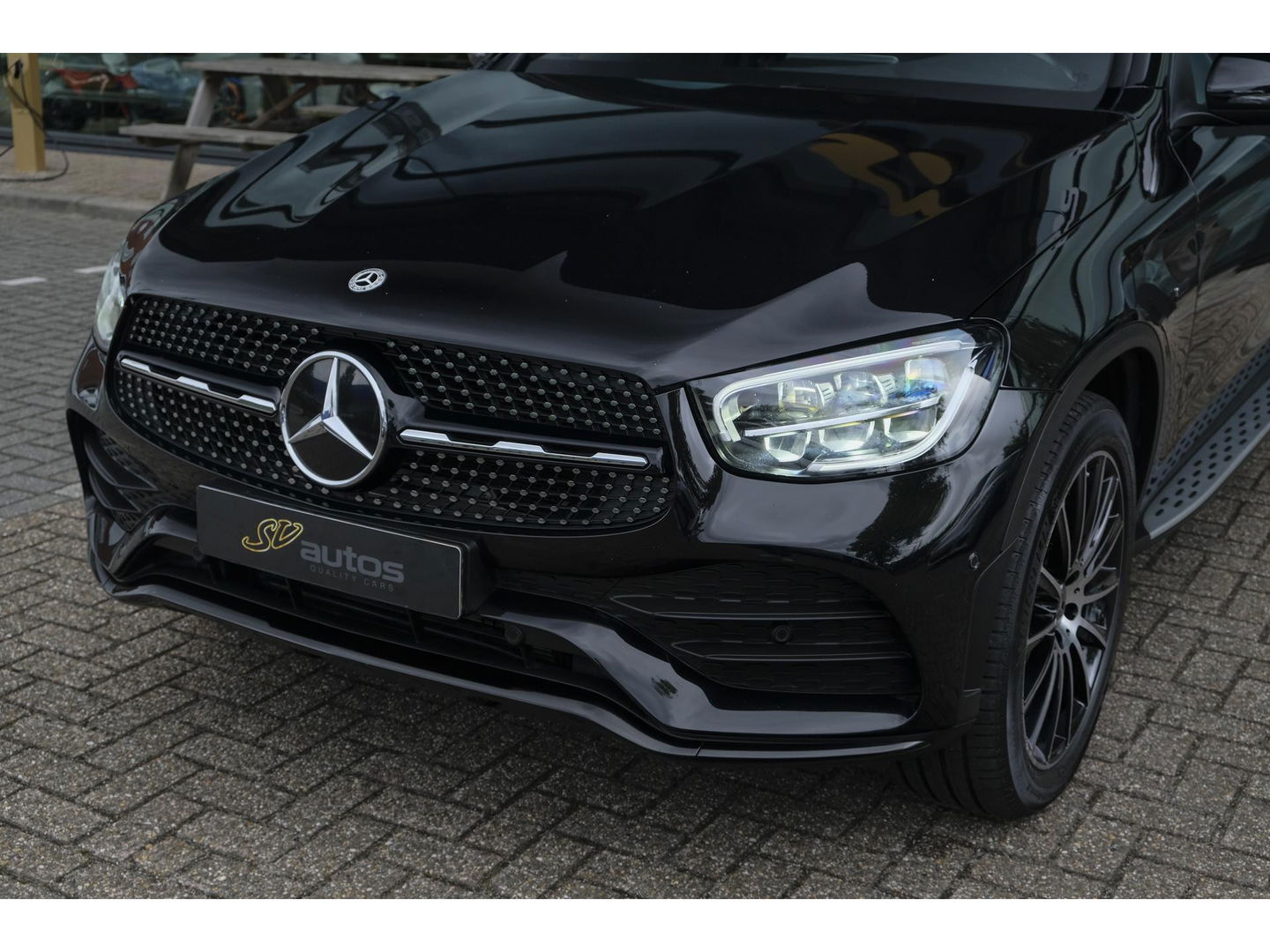 Mercedes-Benz GLC Coupé GLC300e AMG 320pk 4MATIC Schuifdak Burmester Camera MBUX Trekhaak elektrisch 20" LMV