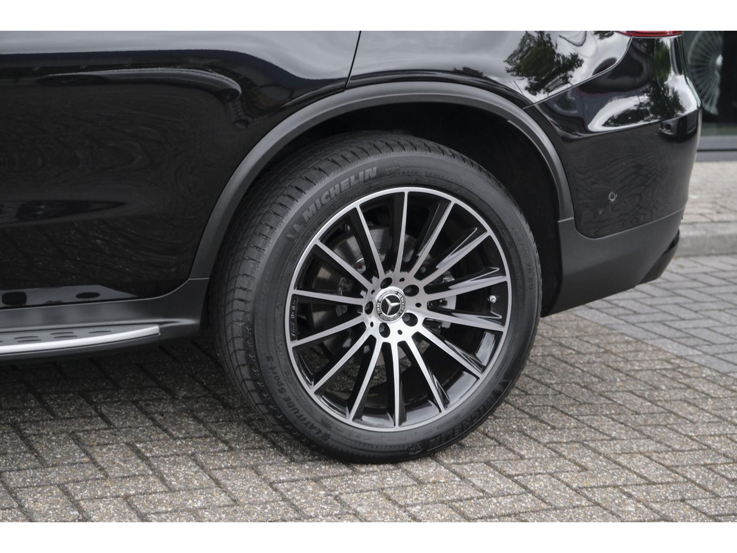 Mercedes-Benz GLC Coupé GLC300e AMG 320pk 4MATIC Schuifdak Burmester Camera MBUX Trekhaak elektrisch 20" LMV