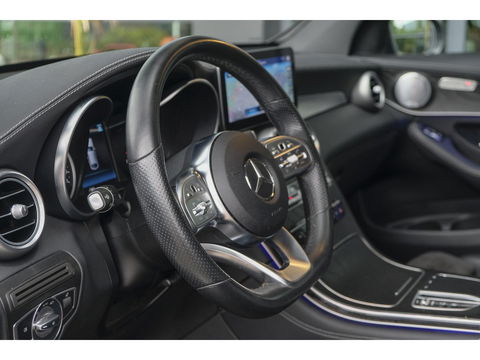 Mercedes-Benz GLC Coupé GLC300e AMG 320pk 4MATIC Schuifdak Burmester Camera MBUX Trekhaak elektrisch 20" LMV