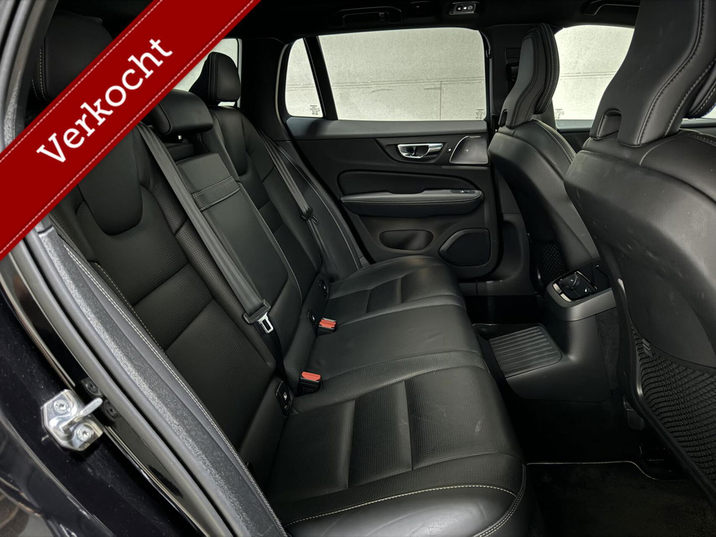 Volvo V60 2.0 T8 Recharge AWD R-Design B&W 360° Pano HUD Trekh. NAP