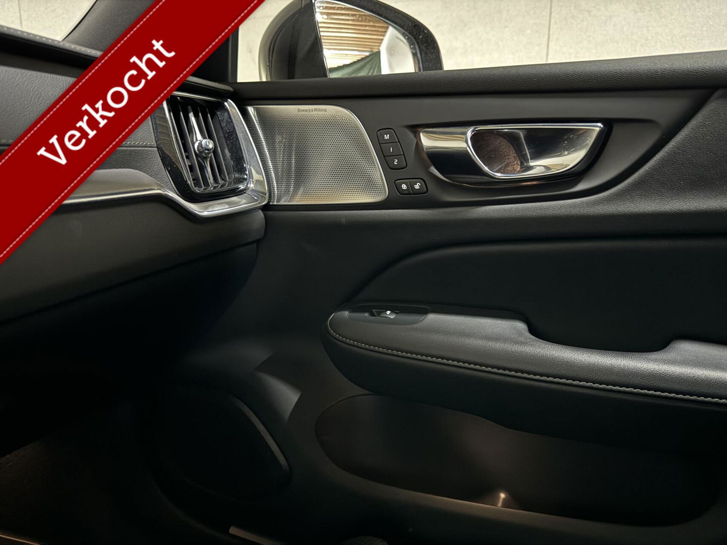 Volvo V60 2.0 T8 Recharge AWD R-Design B&W 360° Pano HUD Trekh. NAP