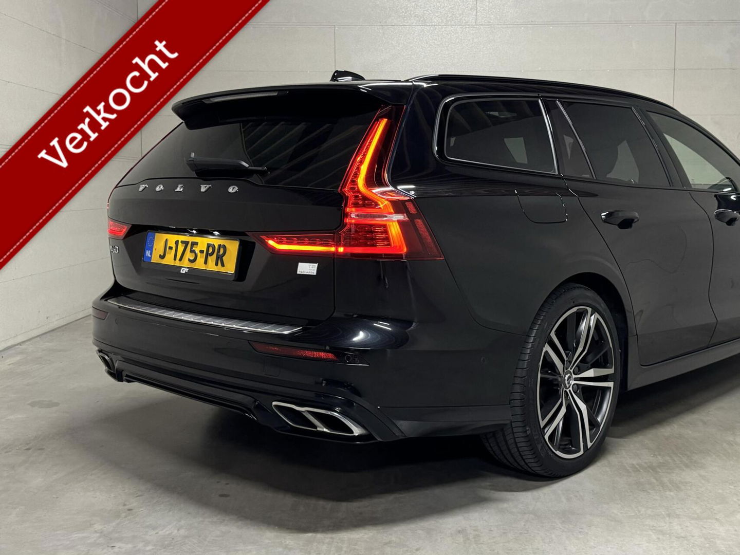 Volvo V60 2.0 T8 Recharge AWD R-Design B&W 360° Pano HUD Trekh. NAP