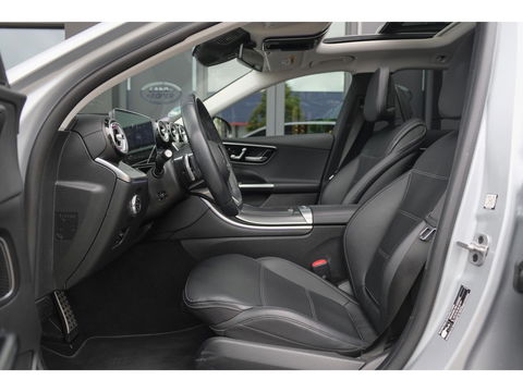 Mercedes-Benz C-Klasse Estate C300e AMG 313pk Hybrid Panoramadak Massage Digital light Trekhaak elektrisch MBUX