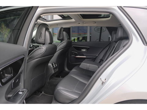 Mercedes-Benz C-Klasse Estate C300e AMG 313pk Hybrid Panoramadak Massage Digital light Trekhaak elektrisch MBUX