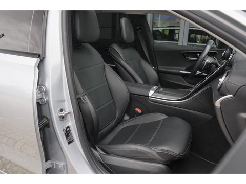 Mercedes-Benz C-Klasse Estate C300e AMG 313pk Hybrid Panoramadak Massage Digital light Trekhaak elektrisch MBUX