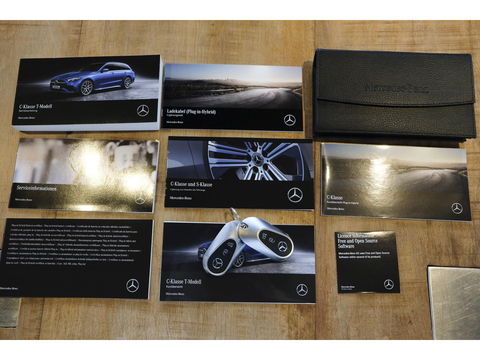 Mercedes-Benz C-Klasse Estate C300e AMG 313pk Hybrid Panoramadak Massage Digital light Trekhaak elektrisch MBUX