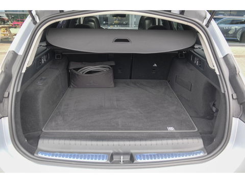 Mercedes-Benz C-Klasse Estate C300e AMG 313pk Hybrid Panoramadak Massage Digital light Trekhaak elektrisch MBUX