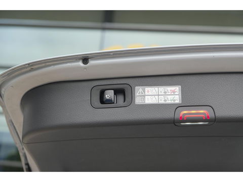 Mercedes-Benz C-Klasse Estate C300e AMG 313pk Hybrid Panoramadak Massage Digital light Trekhaak elektrisch MBUX