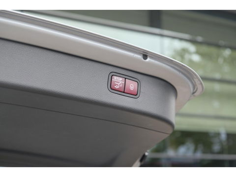 Mercedes-Benz C-Klasse Estate C300e AMG 313pk Hybrid Panoramadak Massage Digital light Trekhaak elektrisch MBUX