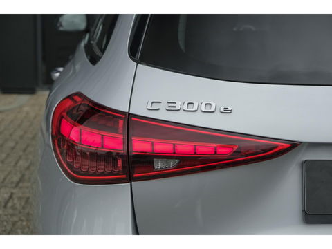Mercedes-Benz C-Klasse Estate C300e AMG 313pk Hybrid Panoramadak Massage Digital light Trekhaak elektrisch MBUX