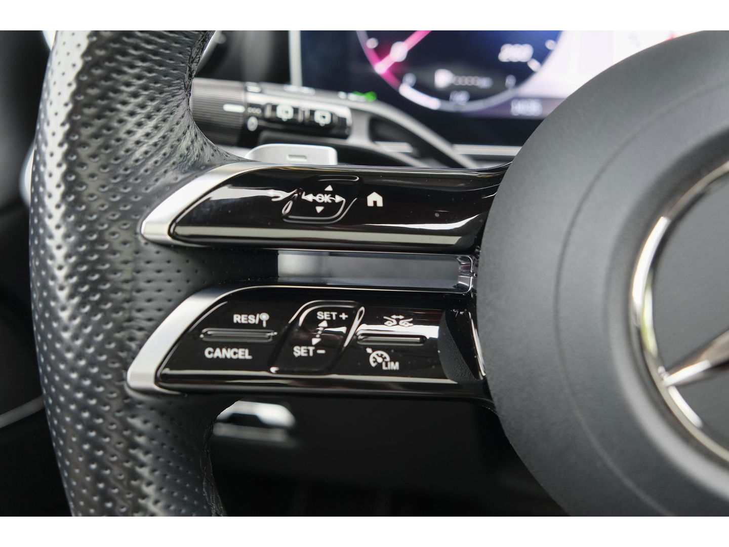 Mercedes-Benz C-Klasse Estate C300e AMG 313pk Hybrid Panoramadak Massage Digital light Trekhaak elektrisch MBUX