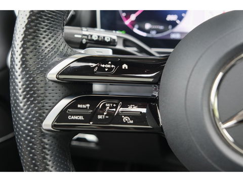 Mercedes-Benz C-Klasse Estate C300e AMG 313pk Hybrid Panoramadak Massage Digital light Trekhaak elektrisch MBUX