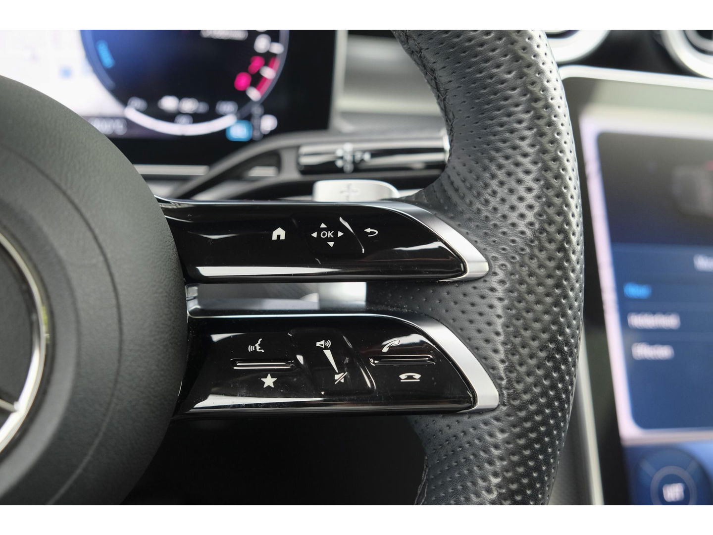 Mercedes-Benz C-Klasse Estate C300e AMG 313pk Hybrid Panoramadak Massage Digital light Trekhaak elektrisch MBUX