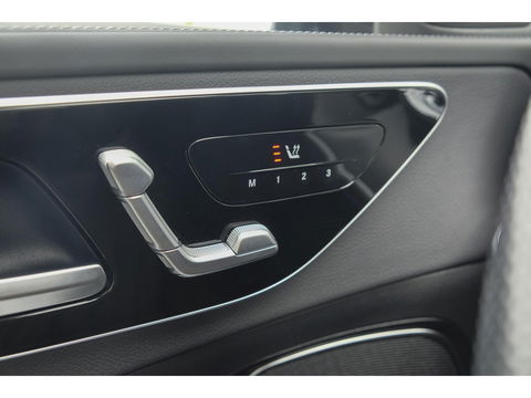 Mercedes-Benz C-Klasse Estate C300e AMG 313pk Hybrid Panoramadak Massage Digital light Trekhaak elektrisch MBUX