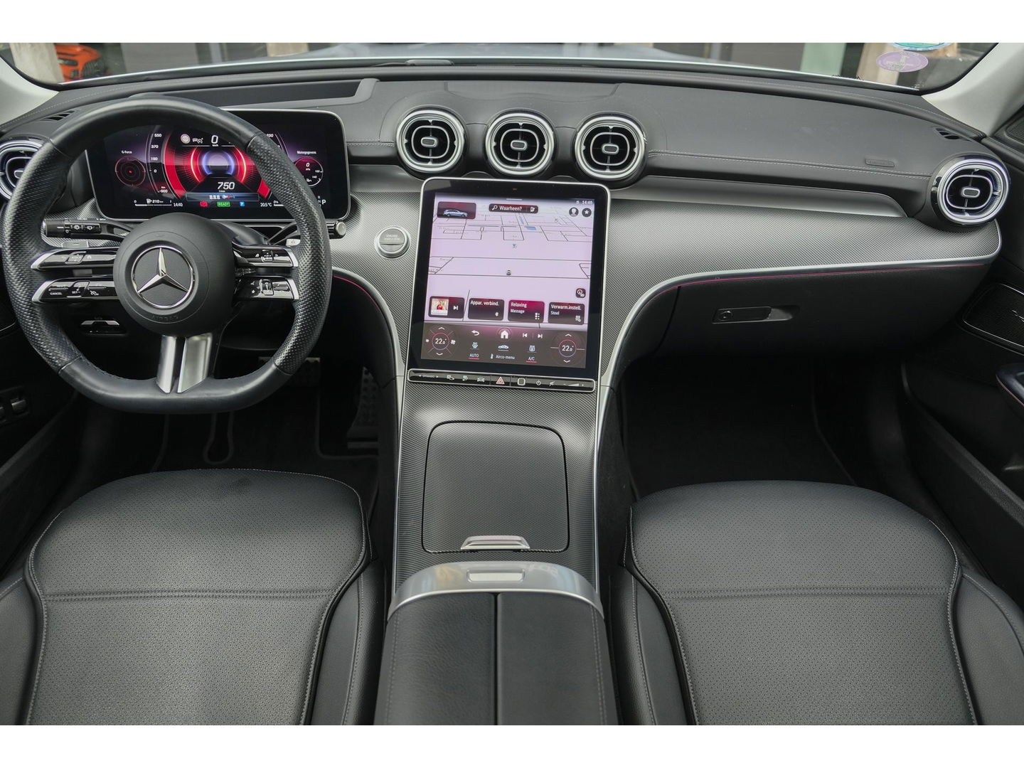 Mercedes-Benz C-Klasse Estate C300e AMG 313pk Hybrid Panoramadak Massage Digital light Trekhaak elektrisch MBUX