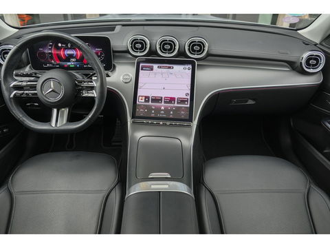 Mercedes-Benz C-Klasse Estate C300e AMG 313pk Hybrid Panoramadak Massage Digital light Trekhaak elektrisch MBUX
