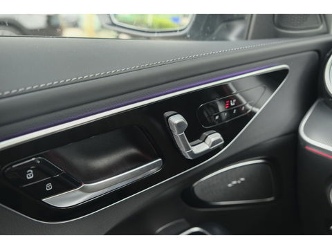 Mercedes-Benz C-Klasse Estate C300e AMG 313pk Hybrid Panoramadak Massage Digital light Trekhaak elektrisch MBUX