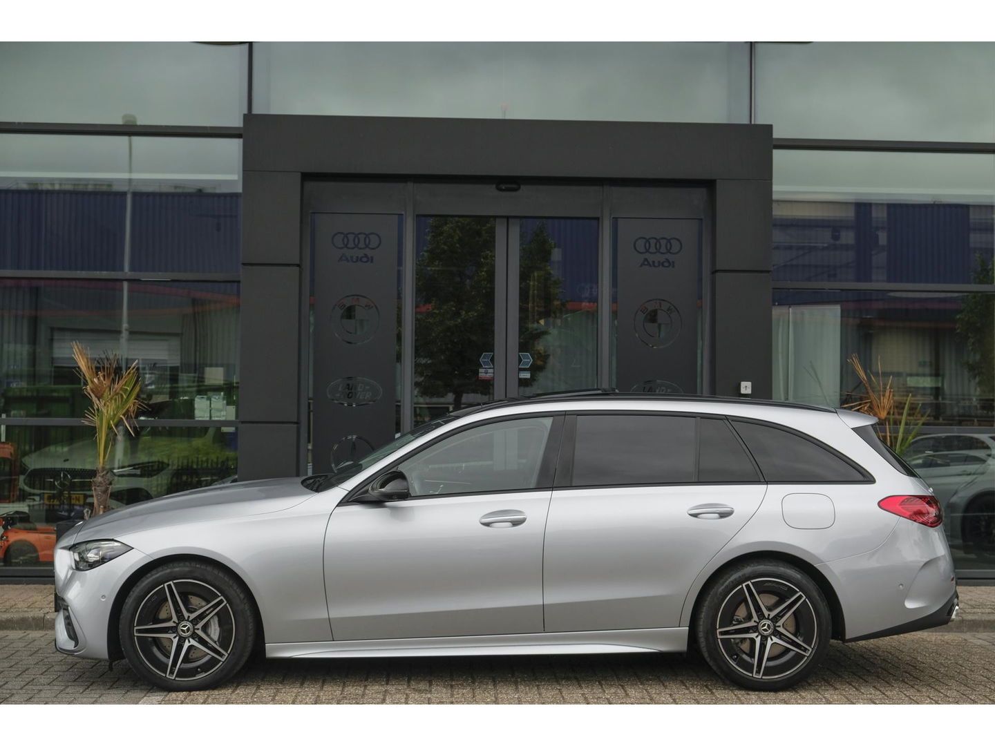Mercedes-Benz C-Klasse Estate C300e AMG 313pk Hybrid Panoramadak Massage Digital light Trekhaak elektrisch MBUX