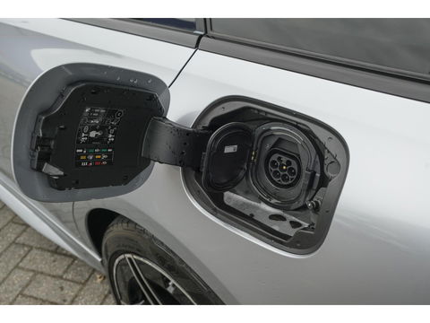 Mercedes-Benz C-Klasse Estate C300e AMG 313pk Hybrid Panoramadak Massage Digital light Trekhaak elektrisch MBUX