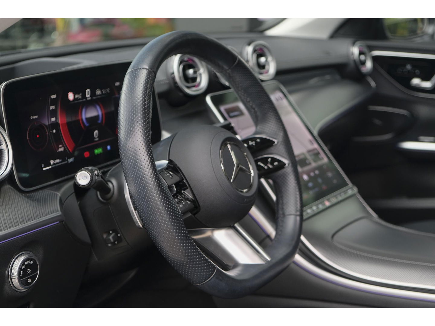 Mercedes-Benz C-Klasse Estate C300e AMG 313pk Hybrid Panoramadak Massage Digital light Trekhaak elektrisch MBUX