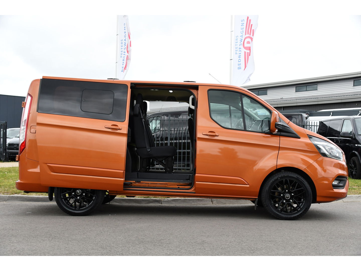 Ford Transit Custom 300 2.0 TDCI L1H1 Limited DC Raptor Edition Cruise, Camera, Carplay, 2 x Schuifdeur, Stoelverwarming, 170PK, Automaat, Uniek!
