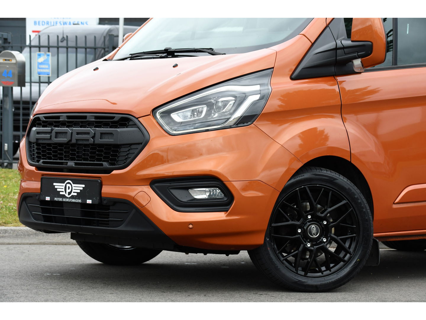 Ford Transit Custom 300 2.0 TDCI L1H1 Limited DC Raptor Edition Cruise, Camera, Carplay, 2 x Schuifdeur, Stoelverwarming, 170PK, Automaat, Uniek!