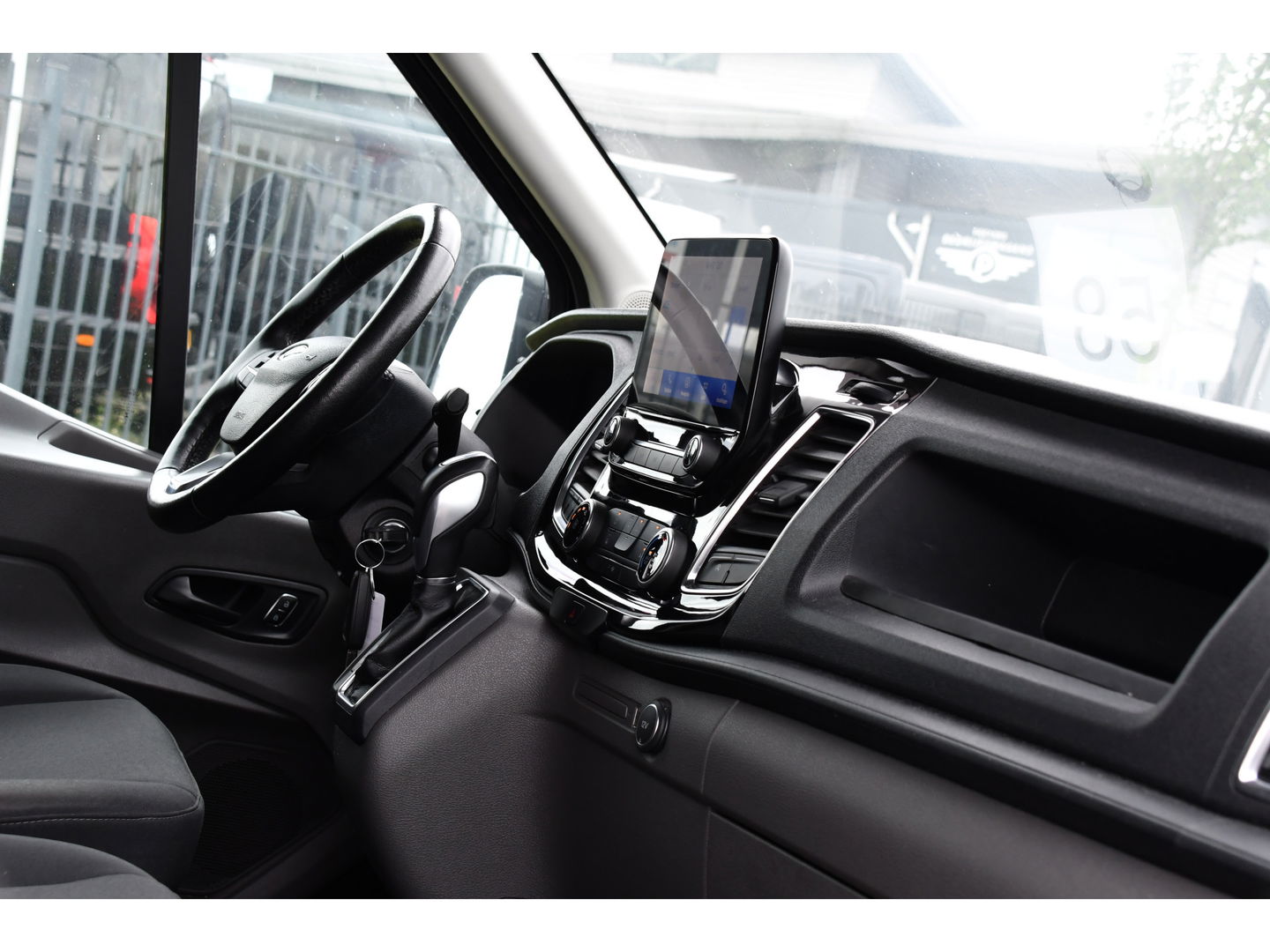 Ford Transit 350 2.0 TDCI L3H2 Black Edition Limited Cruise, Camera, Carplay, 185PK, 2 x Schuifdeur, Trekhaak, Xenon, Uniek!