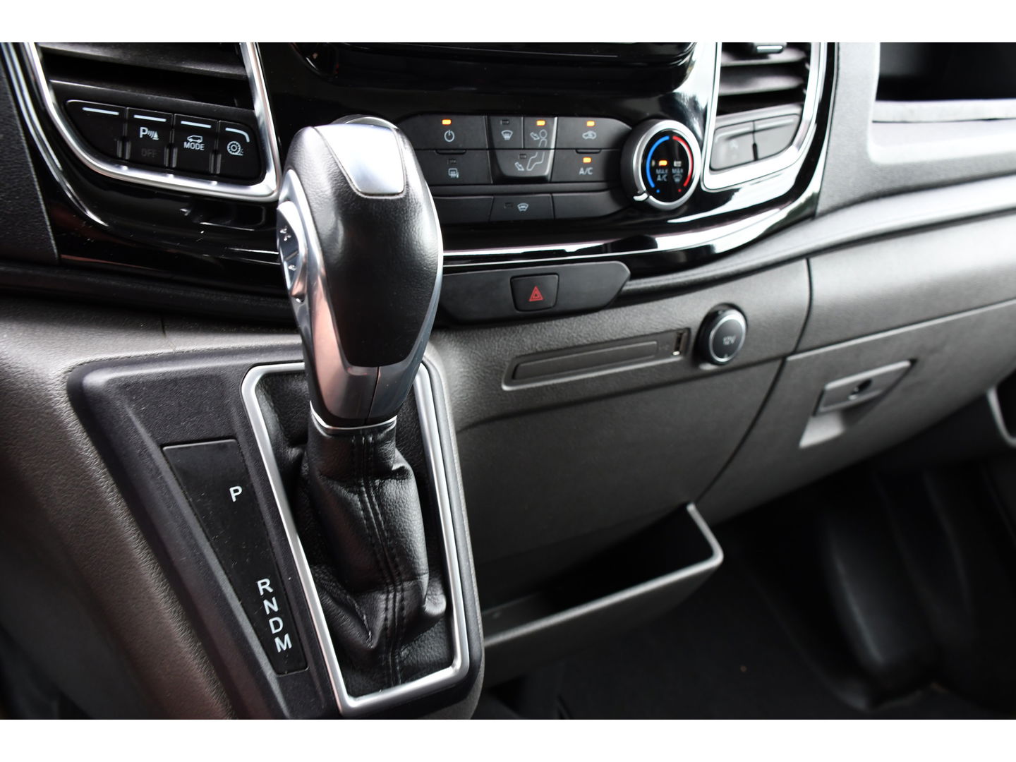 Ford Transit 350 2.0 TDCI L3H2 Black Edition Limited Cruise, Camera, Carplay, 185PK, 2 x Schuifdeur, Trekhaak, Xenon, Uniek!