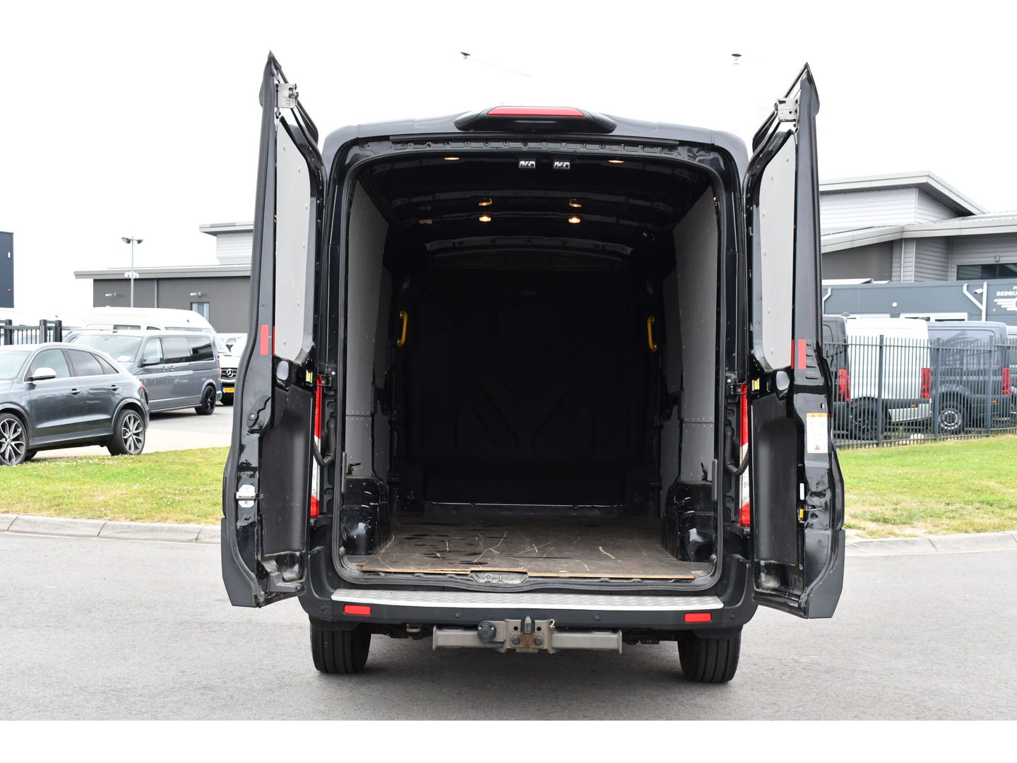 Ford Transit 350 2.0 TDCI L3H2 Black Edition Limited Cruise, Camera, Carplay, 185PK, 2 x Schuifdeur, Trekhaak, Xenon, Uniek!